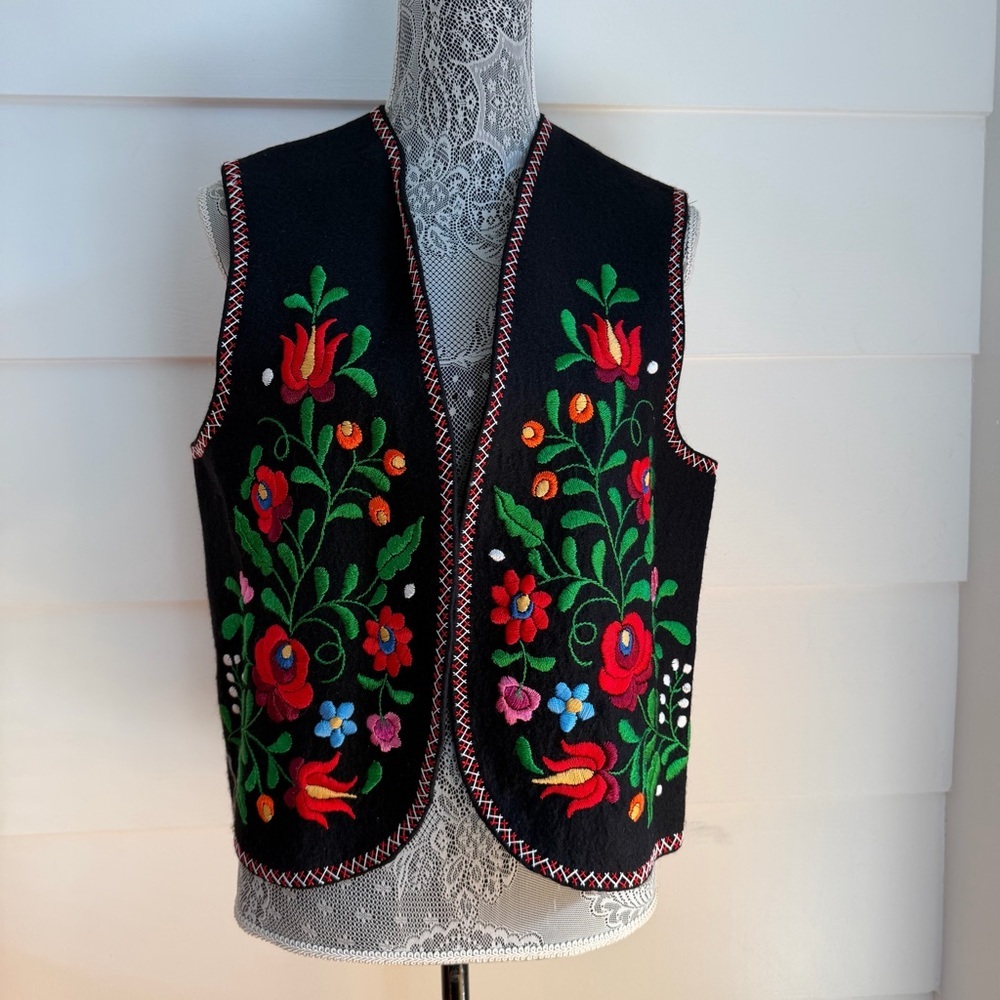 Traditional Hungarian Matyo Vest Floral embroidered Folk Vest - Picture 5 of 5